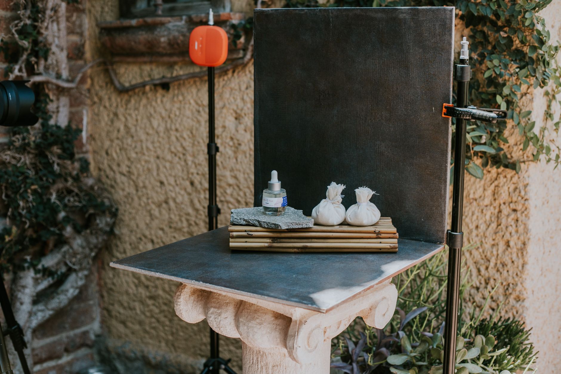 Explore a detailed outdoor photography setup using natural light and props for product shots.